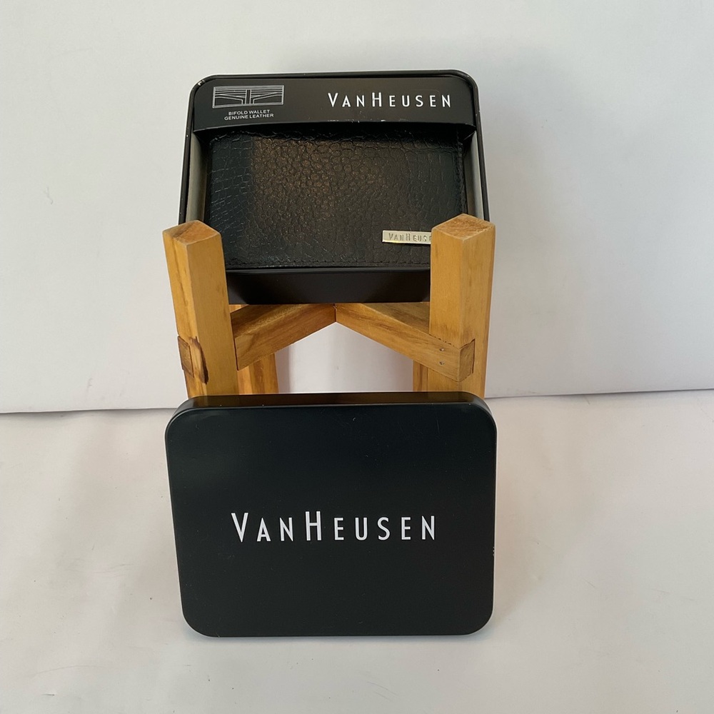 NWT Men’s Van Heusen Black Leather Wallet in Gift Box